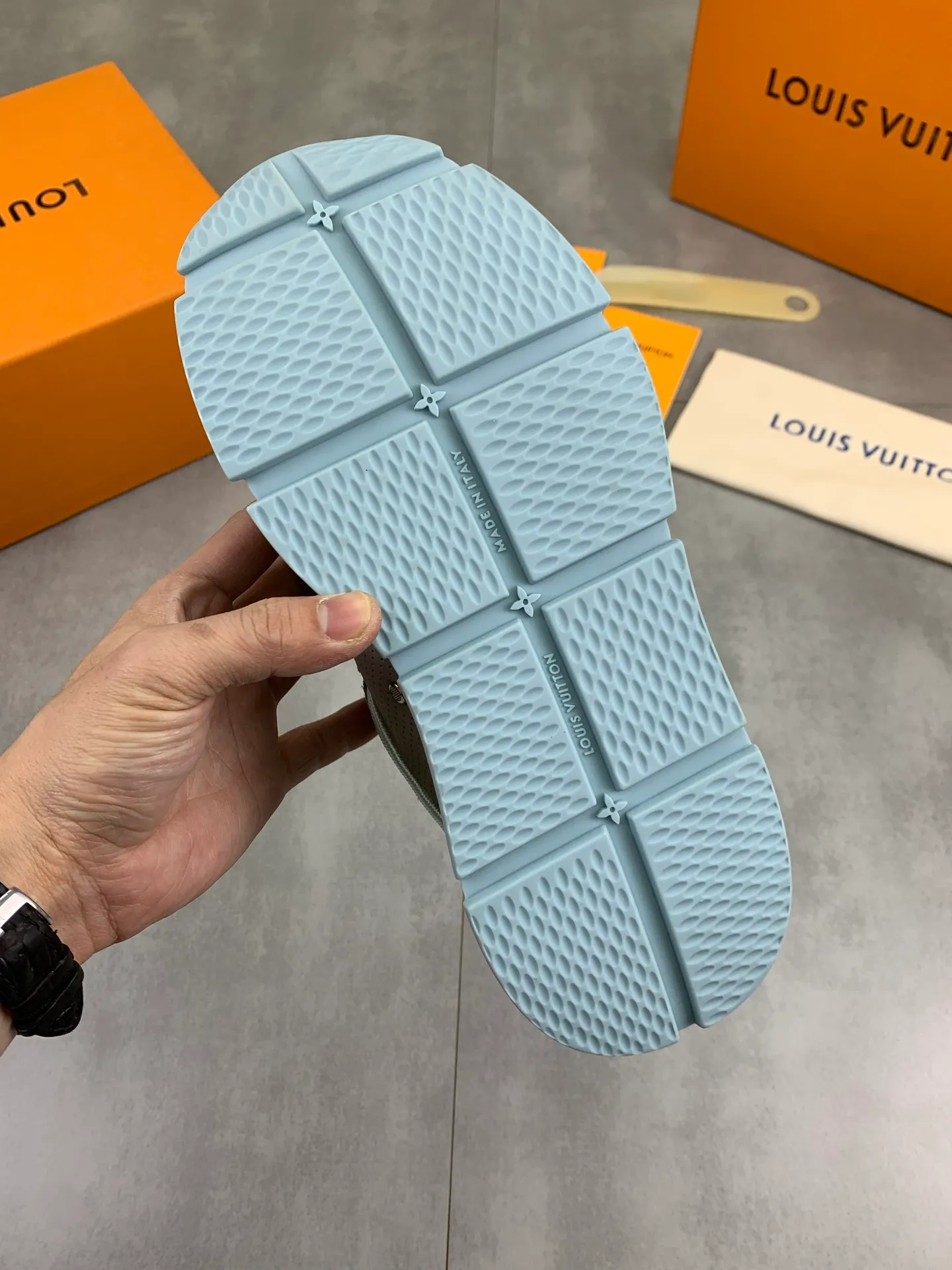 Factory price P700 💶 Top version [LOUIS VUITTON] Couple 🧑‍🤝‍🧑 Craftsman style Counter series (original order) New style 🍀LV Louis Vuitton - top version LV classic high-top trendy shoes! Made of imported original craft calfskin, original breathable lining, and original wear-resistant, lightweight, high-end TPU outsole! High quality products! 2️⃣ colors available, size: male 38-44 (45 46 customized)